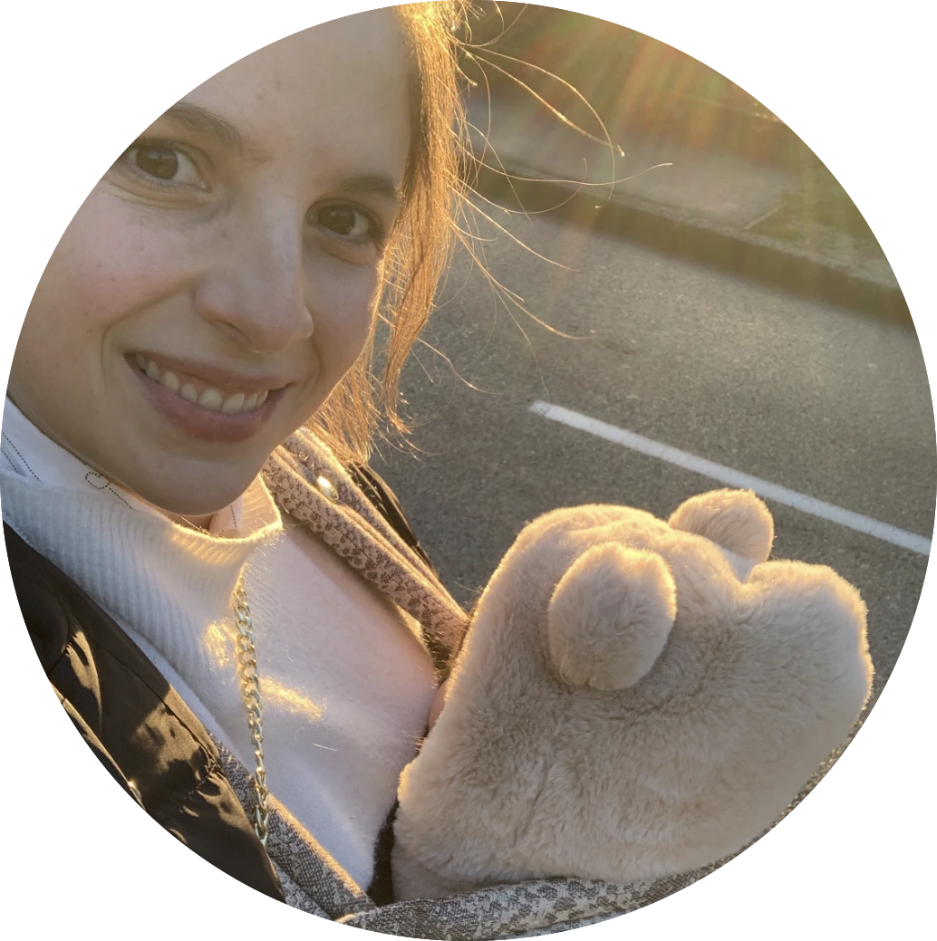 Portrait rond d'une jeune femme souriante en extérieur, au soleil couchant