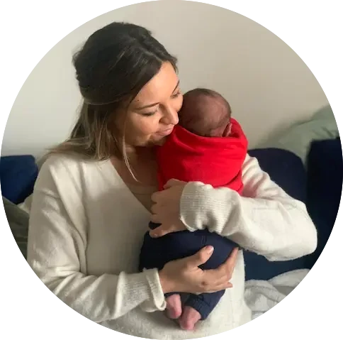 Melosa et son bébé après un bain sensoriel aux Ateliers Cœur à Cœur