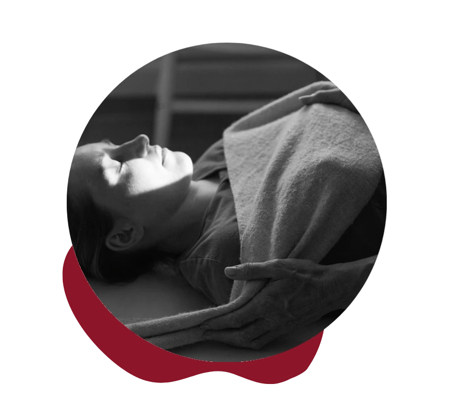 Femme bercée au châle rebozo, massage et bercements rebozo