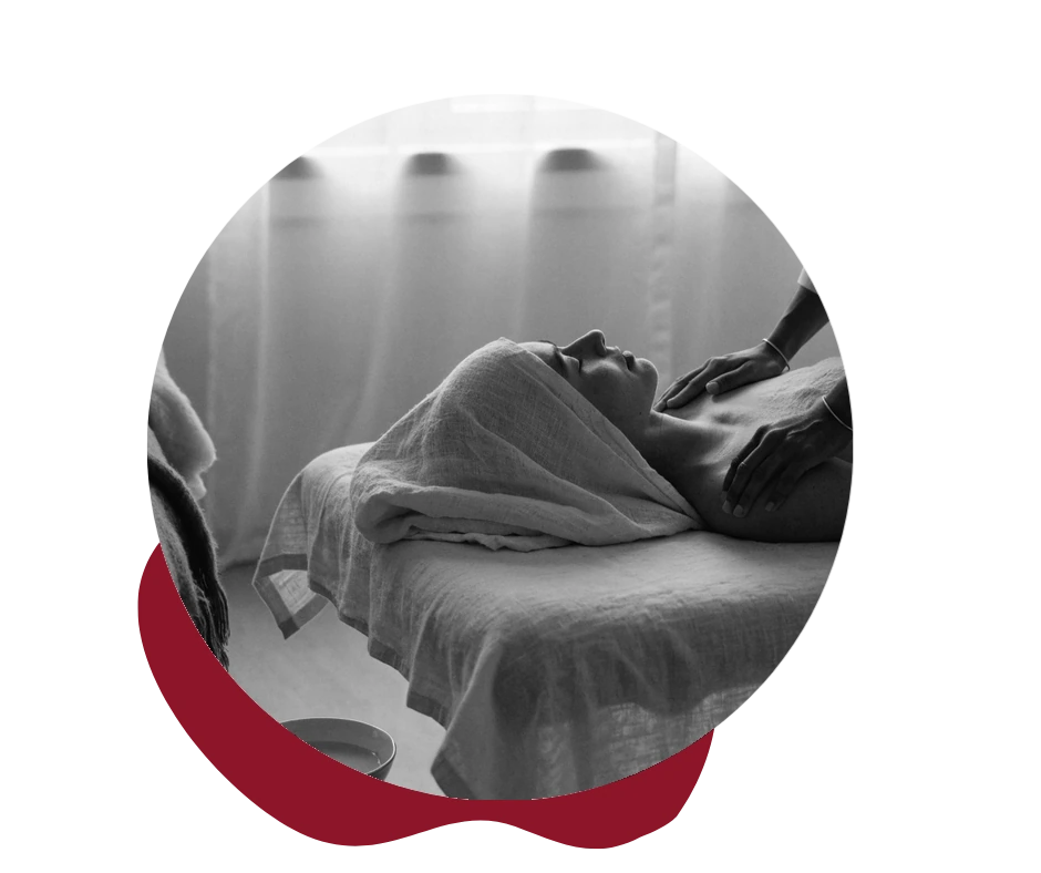Jeune mère recevant un massage postnatal à l’huile