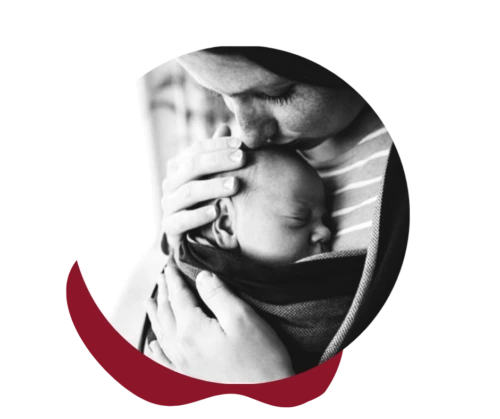 Parent embrassant son nouveau-né, visuel de l'atelier portage